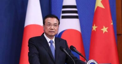 Chinese_Premier_Li_Keqiang_China-ROK-Japan_meeting_cropped