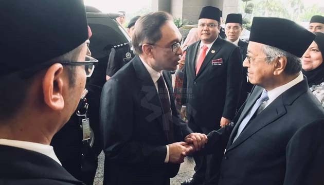 Reformist politician Anwar Ibrahim has been freed from prison after receiving a full pardon from the king